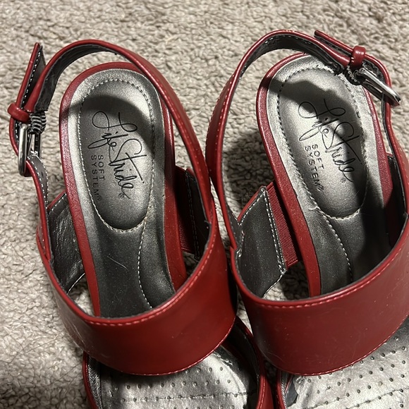 Woman high heel shoe - Picture 2 of 3